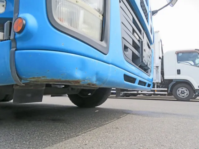 フロントバンパー下部にヘコミ・キズがあります。|いすゞ ギガ QDG-EXZ52AJの写真36