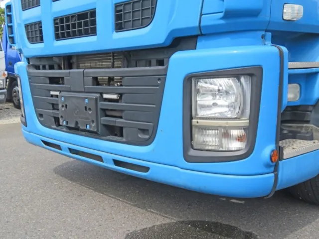 フロントバンパーに細かいキズがあります。|いすゞ ギガ QDG-EXZ52AJの写真37