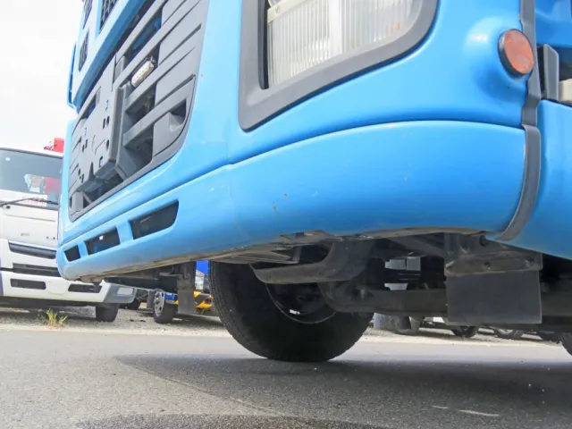 フロントバンパー下部に小さいヘコミ・細かいキズがあります。|いすゞ ギガ QDG-EXZ52AJの写真38