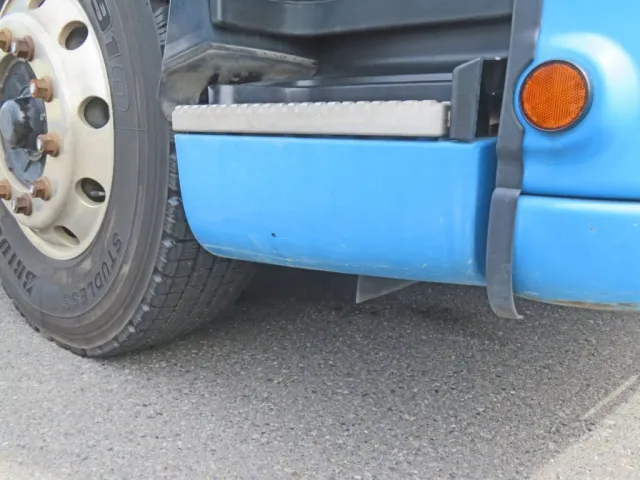 運転席側ステップ下部にキズ・スレがあります。|いすゞ ギガ QDG-EXZ52AJの写真39