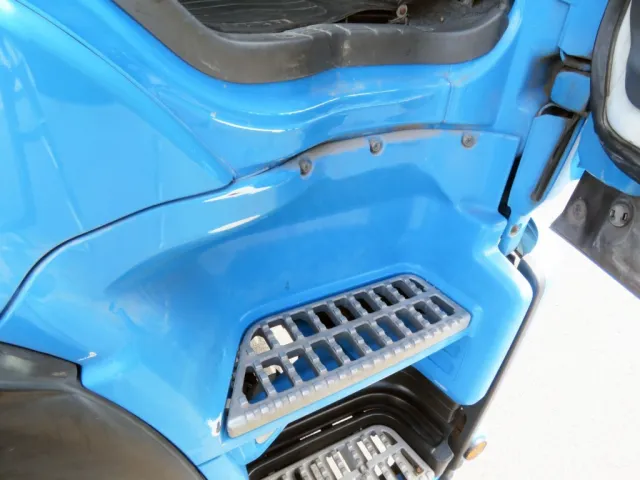 運転席側ステップにスレ・塗装の剥がれがあります。|いすゞ ギガ QDG-EXZ52AJの写真41