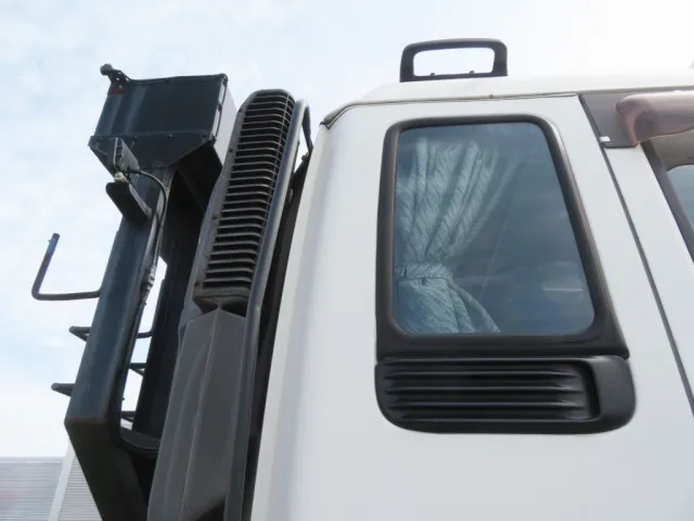 クォーターパネルに看板はがし跡があります。|いすゞ ギガ QDG-EXZ52AJの写真44