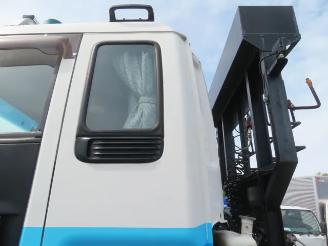 助手席側クォーターパネルに看板はがし跡があります。|いすゞ ギガ QDG-EXZ52AJの写真47