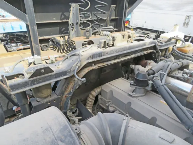 キャブマウント周りにサビがあります。|いすゞ ギガ QDG-EXZ52AJの写真48