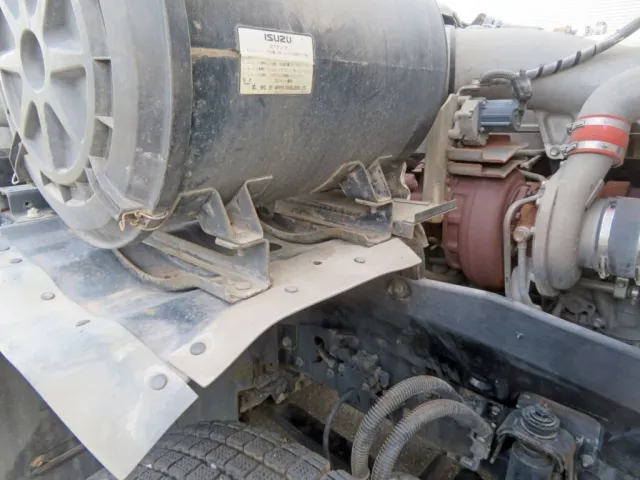 エアクリーナー周りにサビがあります。|いすゞ ギガ QDG-EXZ52AJの写真49