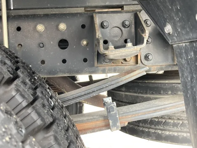 シャーシとスプリングの状態です。|三菱 キャンター 2PG-FEB80(2WD)の写真6