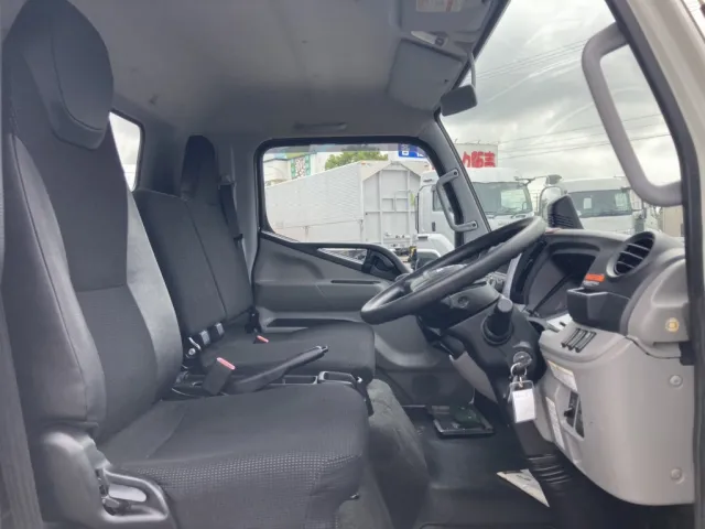 車内です。|三菱 キャンター 2PG-FEB80(2WD)の写真12