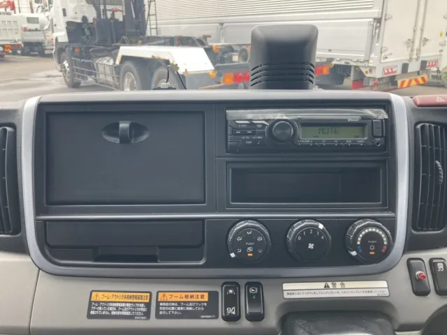 インパネ周りです。|三菱 キャンター 2PG-FEB80(2WD)の写真31