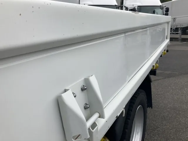 左アオリ中央部分の外板に緩やかな曲がりが有ります。|三菱 キャンター 2PG-FEB80(2WD)の写真36