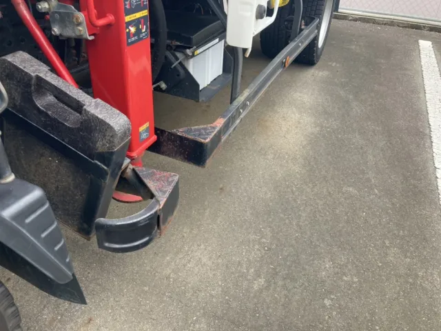 左サイドバンパーに緩やかな曲がりが有ります。|三菱 キャンター 2PG-FEB80(2WD)の写真37