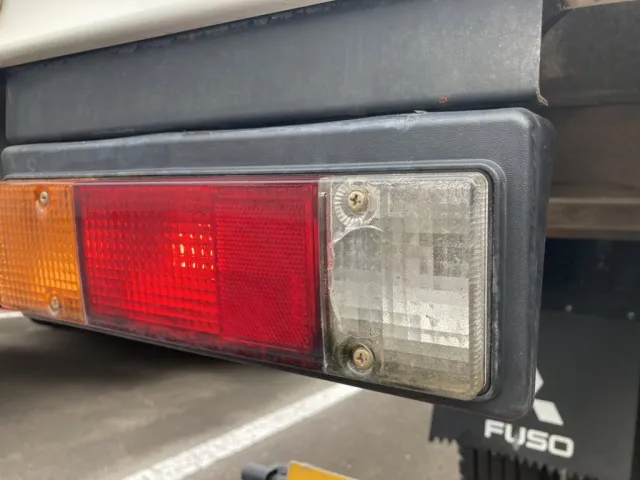 左リアバックランプレンズにヒビが有ります。|三菱 キャンター 2PG-FEB80(2WD)の写真38