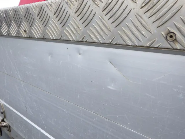 左右のアオリにキズ・ヘコミがあります。|三菱 ファイター QKG-FK62FZの写真35