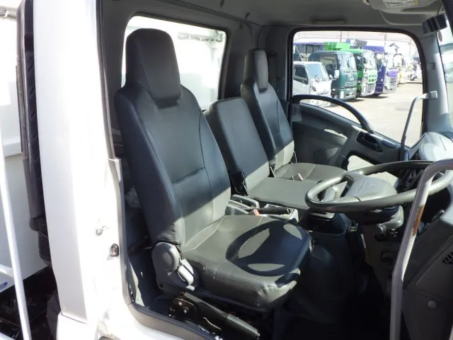 乗車定員は3名です。|いすゞ フォワード TKG-FRR90S1(2WD)の写真6