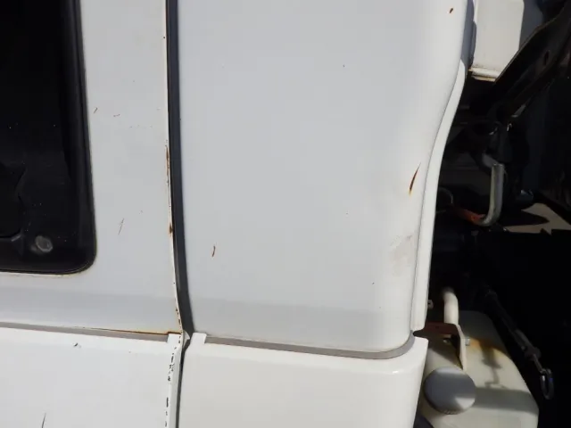 助手席側ドア・クウォーターパネルにキズがあります。(運転席側にもあります)|いすゞ フォワード TKG-FRR90S1(2WD)の写真19