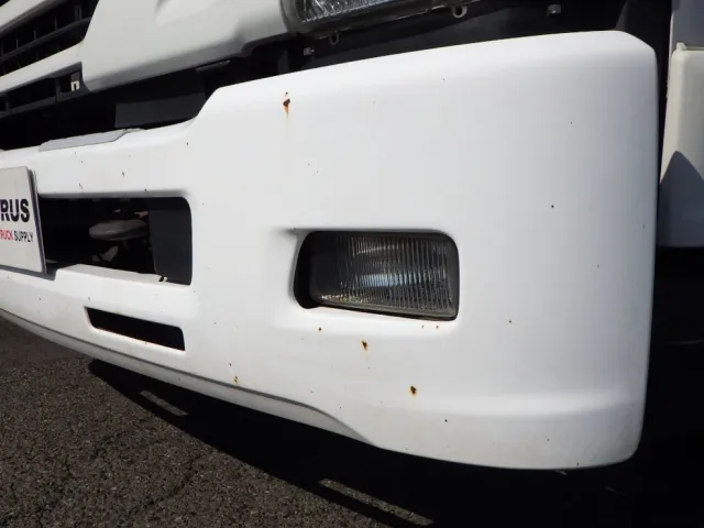 フロントバンパーに飛び石キズがあります。|いすゞ フォワード TKG-FRR90S1(2WD)の写真22