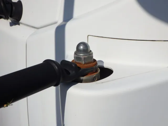 助手席側ミラーステーカバーが欠損しています。|いすゞ フォワード TKG-FRR90S1(2WD)の写真25