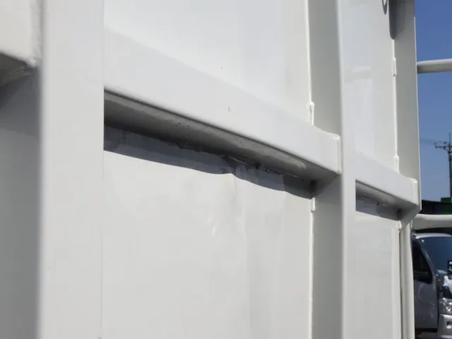 プロテクター前面に凸があります。|いすゞ フォワード TKG-FRR90S1(2WD)の写真29