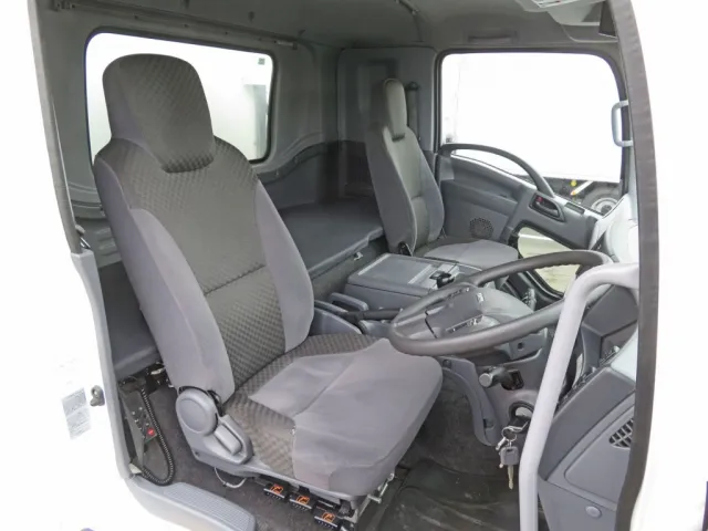 運転席座面にヘタリ・破れがあります。|いすゞ フォワード 2PG-FRR90T2(2WD)の写真6