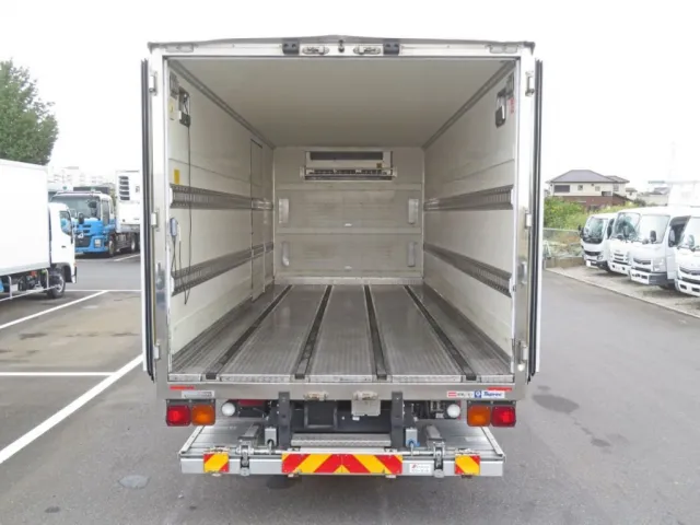 門口周りはステンレス製です。|いすゞ フォワード 2PG-FRR90T2(2WD)の写真8