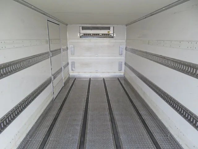 床はアルミの縞板が使われています。|いすゞ フォワード 2PG-FRR90T2(2WD)の写真9