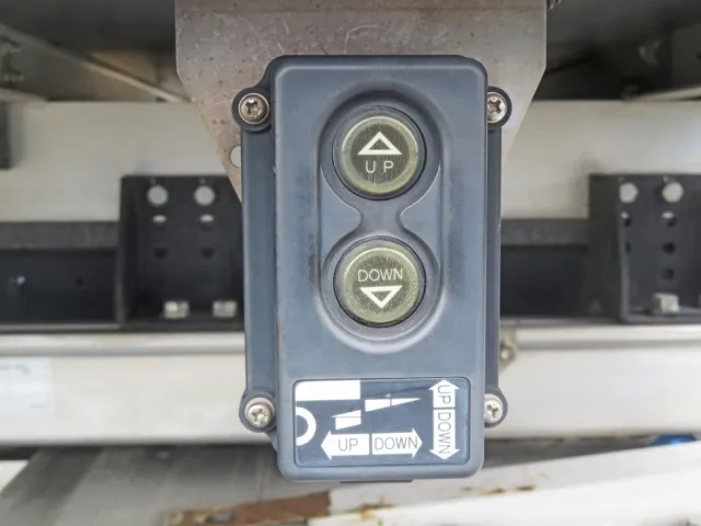 ゲートの操作スイッチです。|いすゞ フォワード 2PG-FRR90T2(2WD)の写真14