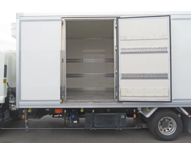 サイドドアは後方開閉式です。(扉周りはステンレス製です)|いすゞ フォワード 2PG-FRR90T2(2WD)の写真18