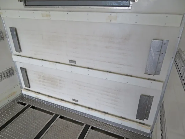 冷凍機下部に金具が取り付けされています。|いすゞ フォワード 2PG-FRR90T2(2WD)の写真19