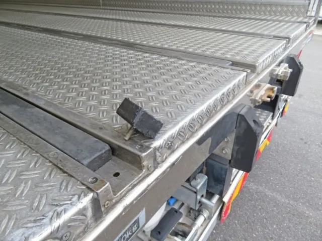 ストッパーのゴムが2個付いています。|いすゞ フォワード 2PG-FRR90T2(2WD)の写真23