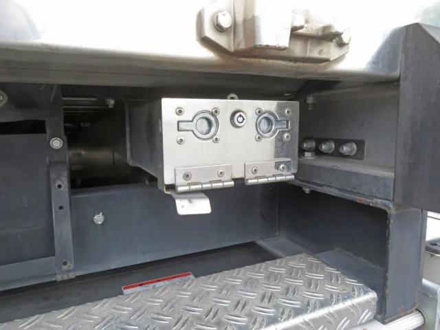 ジョロダーレール収納箇所が付いています。|いすゞ フォワード 2PG-FRR90T2(2WD)の写真24