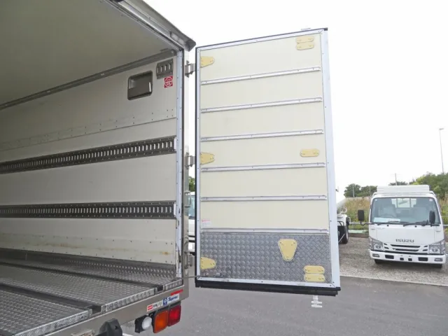 リア扉は90度ストッパーが付いています。|いすゞ フォワード 2PG-FRR90T2(2WD)の写真25