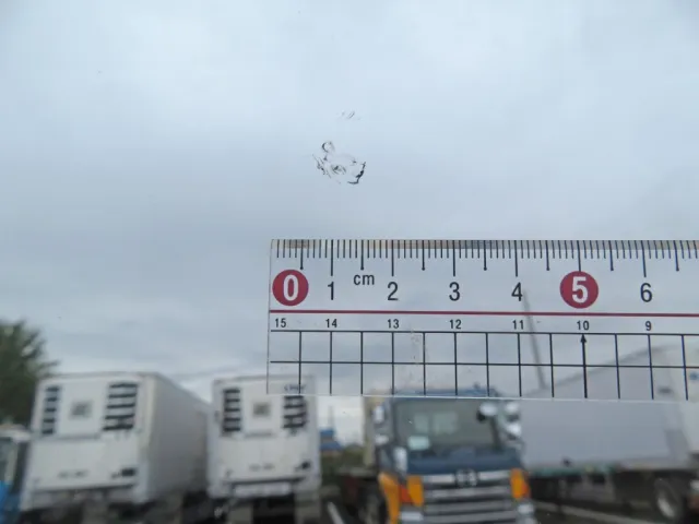 フロントガラスに飛び石跡があります。|いすゞ フォワード 2PG-FRR90T2(2WD)の写真26