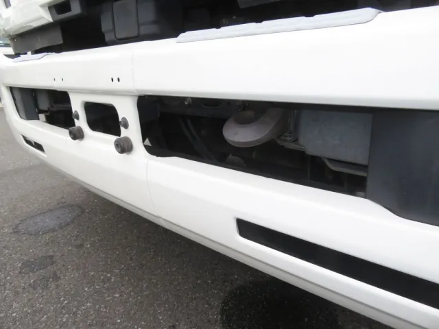 フロントバンパー内部に軽いサビがあります。|いすゞ フォワード 2PG-FRR90T2(2WD)の写真27