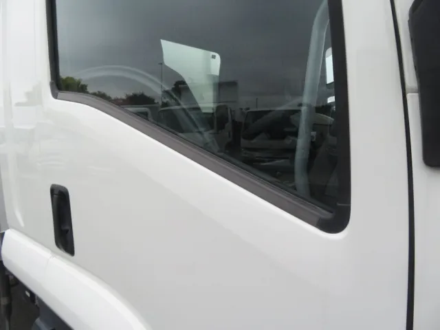 ドアの樹脂部分に色あせがあります。|いすゞ フォワード 2PG-FRR90T2(2WD)の写真28