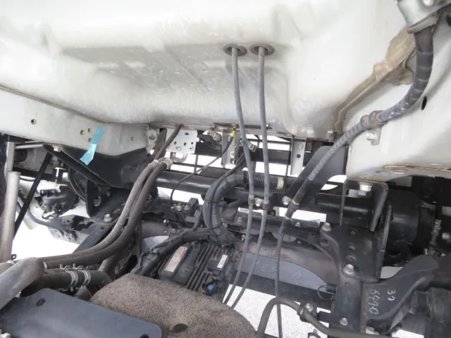 キャブ下に軽いサビがあります。|いすゞ フォワード 2PG-FRR90T2(2WD)の写真35