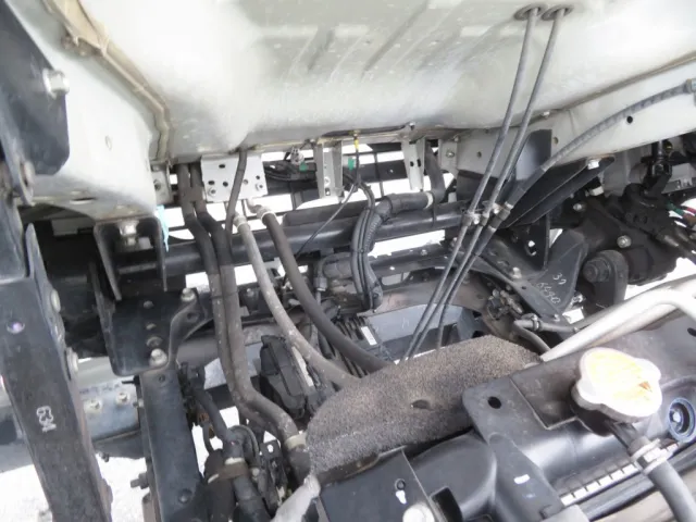 キャブ下に軽いサビがあります。|いすゞ フォワード 2PG-FRR90T2(2WD)の写真36