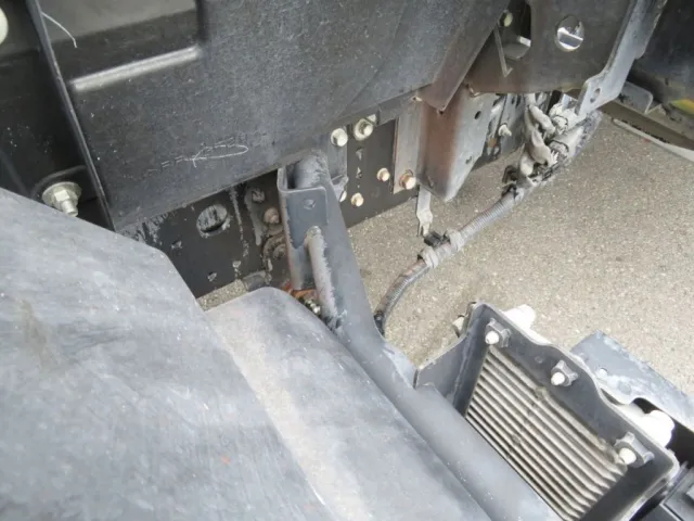 キャブ後方シャーシに軽いサビがあります。|いすゞ フォワード 2PG-FRR90T2(2WD)の写真38