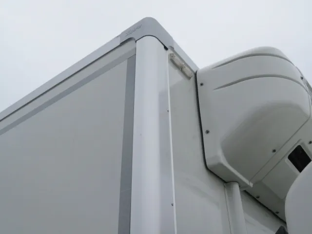 バン前方上部に線キズがあります。|いすゞ フォワード 2PG-FRR90T2(2WD)の写真39