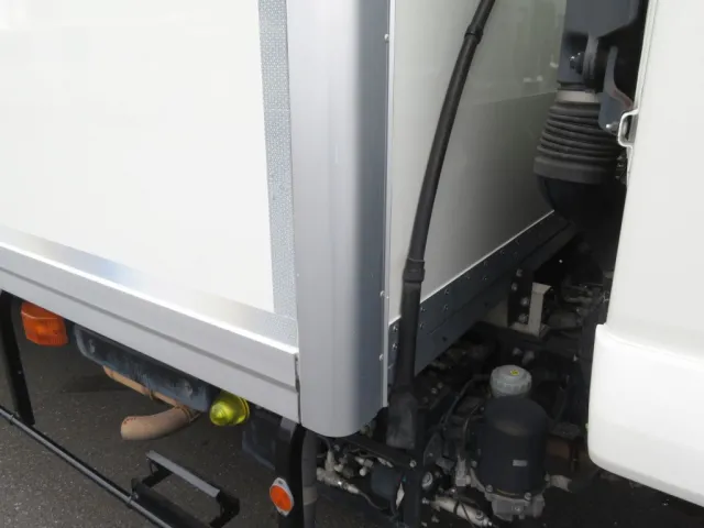 バン前方下部に線キズがあります。|いすゞ フォワード 2PG-FRR90T2(2WD)の写真40
