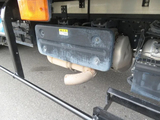 マフラーの遮熱板に色あせがあります。|いすゞ フォワード 2PG-FRR90T2(2WD)の写真41