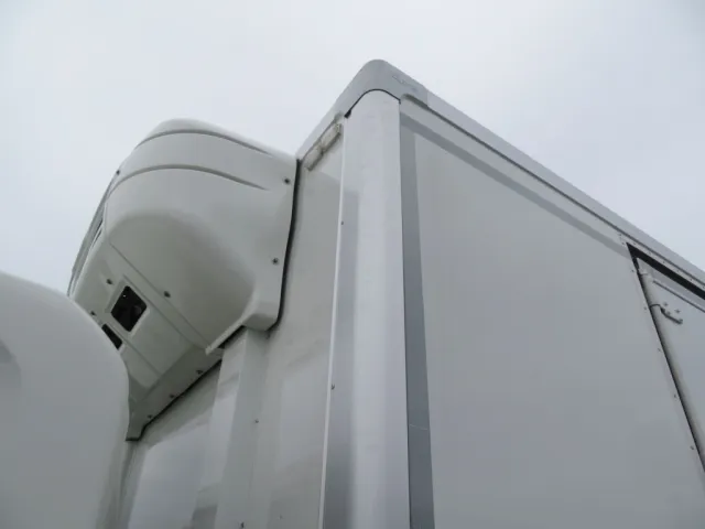 バン前方上部に線キズがあります。|いすゞ フォワード 2PG-FRR90T2(2WD)の写真42