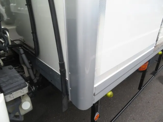 バン前方下部に線キズがあります。|いすゞ フォワード 2PG-FRR90T2(2WD)の写真43