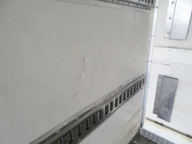バン内部のぺネルにヘコミ・割れがあります。|いすゞ フォワード 2PG-FRR90T2(2WD)の写真44