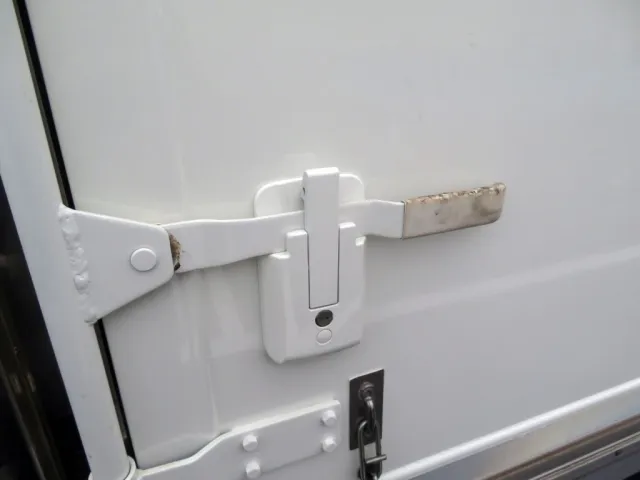 サイドドアの乗っての状態です。|いすゞ フォワード 2PG-FRR90T2(2WD)の写真45