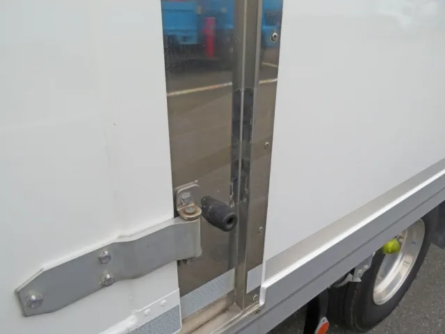サイドドアの丁番に軽いサビがあります。|いすゞ フォワード 2PG-FRR90T2(2WD)の写真46