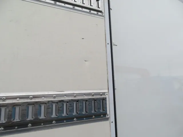 バン内部のぺネルに小さいヘコミがあります。 (後方側)|いすゞ フォワード 2PG-FRR90T2(2WD)の写真47