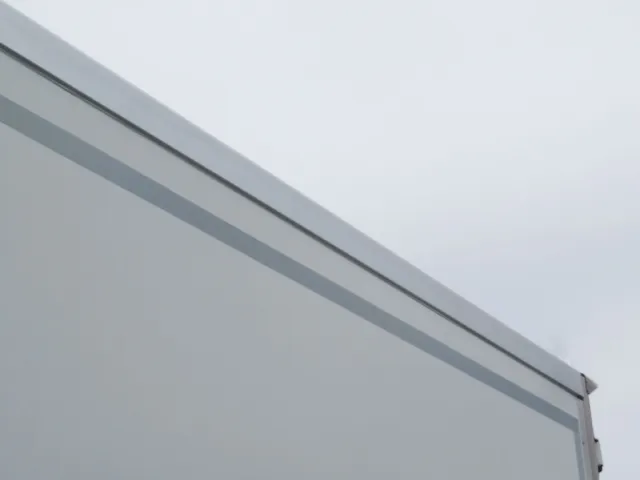 バン上部に線キズがあります。|いすゞ フォワード 2PG-FRR90T2(2WD)の写真50