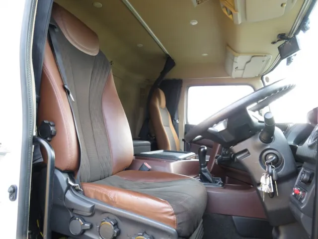 運転席座面にヘタリ・破れがあります。|日野 プロフィア 2DG-FW1AHGの写真6