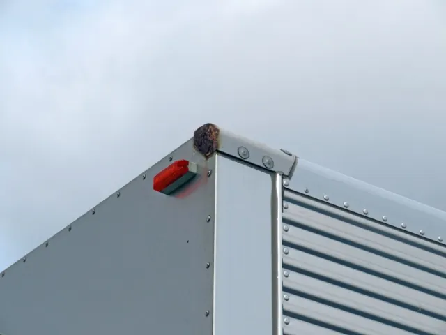 ウイングの前側カドにサビがあります。|日野 プロフィア 2DG-FW1AHGの写真13