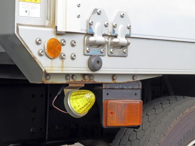 サイドレール下側にサビがあります。|日野 プロフィア 2DG-FW1AHGの写真14