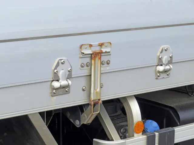 助手席側セイコーラックにサビがあります。|日野 プロフィア 2DG-FW1AHGの写真15